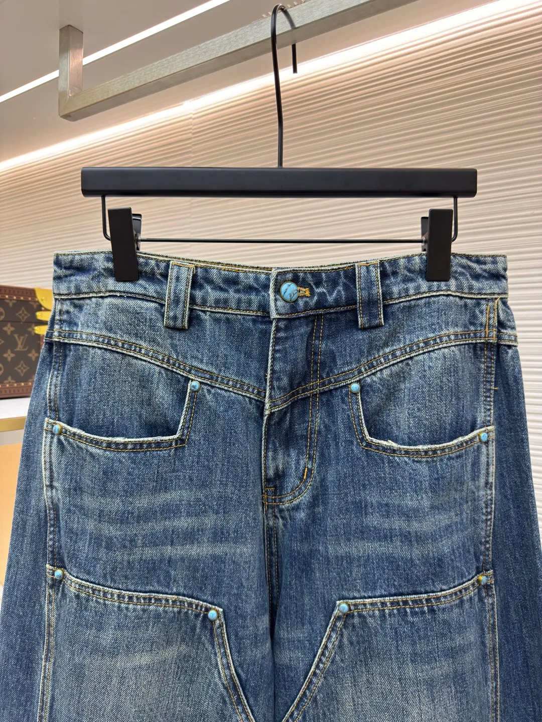 LOUIS VUITTON turquoise frayed work jeans ●Authentic product: Purchased and developed by 15699 ●Item number: 1680527-B35 ●Material: denim fabric ●Technology: frayed production ●Version: Loose fit ●Weight: about 985 grams ●Size: 30-32-34-36 ●Description: Using 7*7 weave 12.5 ounce denim cotton. The weight of the fabric after washing is approximately 420 grams. Wash the garments in batches of 20 pieces to make the color of the garments more even. The garment is frayed and the yeast wash adds to the feel. The access control buttons are made of turquoise material and are made from original molds. Each button features a laser engraved logo. The back leather label uses first-layer cowhide to embosse the icon, and the access zipper uses electroplated distressed I-heads. Made from Japanese washed denim, these jeans feature eye-catching topstitching in a chic wide-leg workwear style, LV logo embroidery on the back pocket, and the brand's exquisite craftsmanship on the ticket pocket and turquoise buttons at the waist. The overall wiring is straight and delicate, the fabric is comfortable and soft, and the color is consistent without color difference. It can be matched with the same style to create a fashionable look and control various occasions. Customized accessories, complete with three standards, same style for men and women!